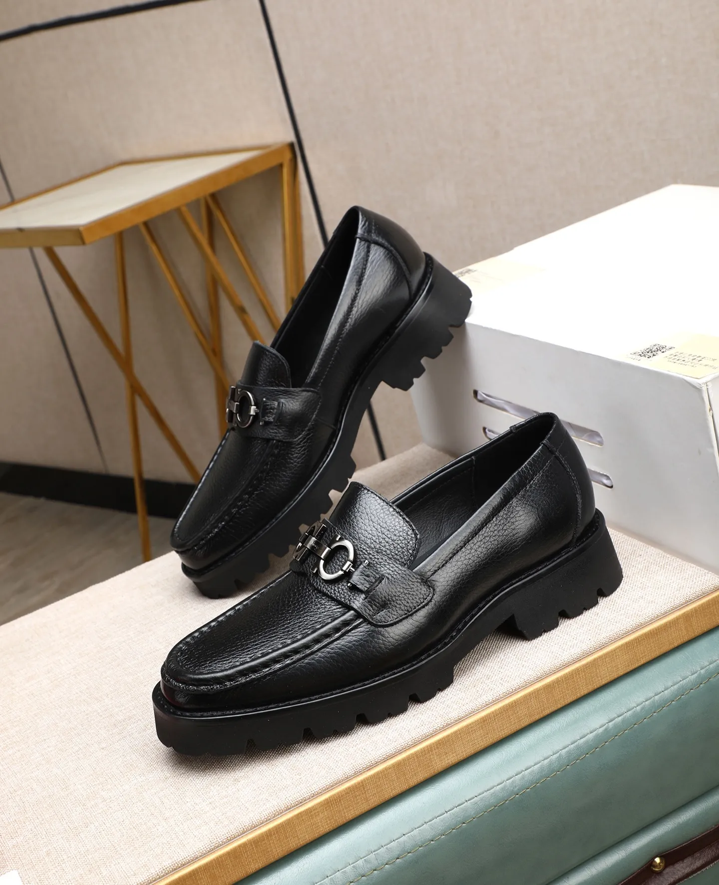 Men's shoes 💰500 📛📛(water-dyed cow lining) Salvatore Ferragamo high-end (Salvatore Ferragamo) is the top international luxury footwear brand. It comes from the fashion kingdom of Italy. It is famous all over the world for its traditional handmade design and novel styles...🚶🏻🚶🏻New suit shoes are available simultaneously at the counter. This model is purely handmade. The fabric is imported Italian calfskin➕soft water-dyed cowhide lining. Original authentic outsole🌀🌀Size: 38➖44.